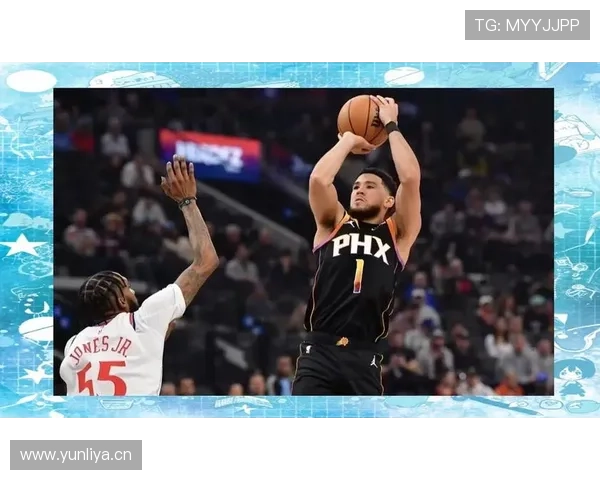 德文·布克突破拉开防线 提升关键时刻得分效率